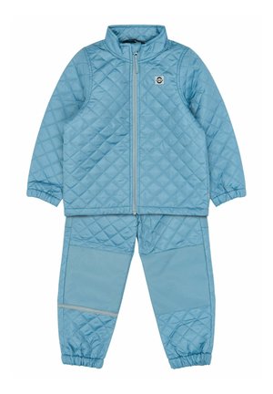 Gesteppte blaue Jacke und Hose aus leichtem Stoff. Die Jacke hat einen Stehkragen und einen Reißverschluss; die Hose verfügt über elastische Bündchen und strukturierte Details.