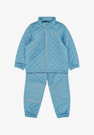 Gesteppte blaue Jacke und Hose aus leichtem Stoff. Die Jacke hat einen Stehkragen und einen Reißverschluss; die Hose verfügt über elastische Bündchen und strukturierte Details.