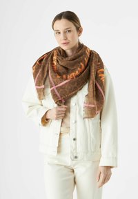 Sciarpa con stampa leopardo marrone, con testo arancione e accenti rosa. Realizzata in morbido misto cotone, con bordi frangiati.