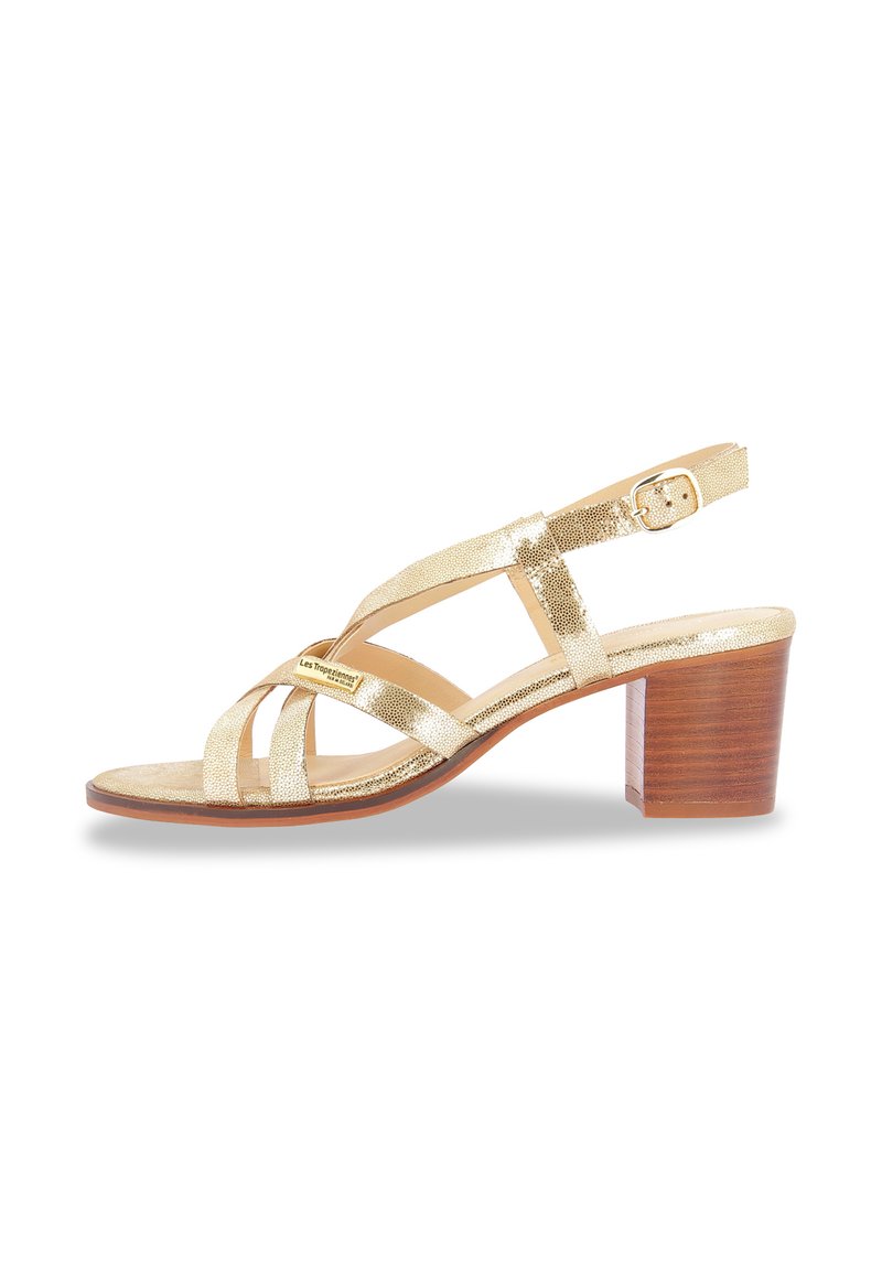 Sandalo strappy metallico oro con tacco a blocco, dotato di chiusura con fibbia, superficie texturizzata e soletta in pelle liscia.