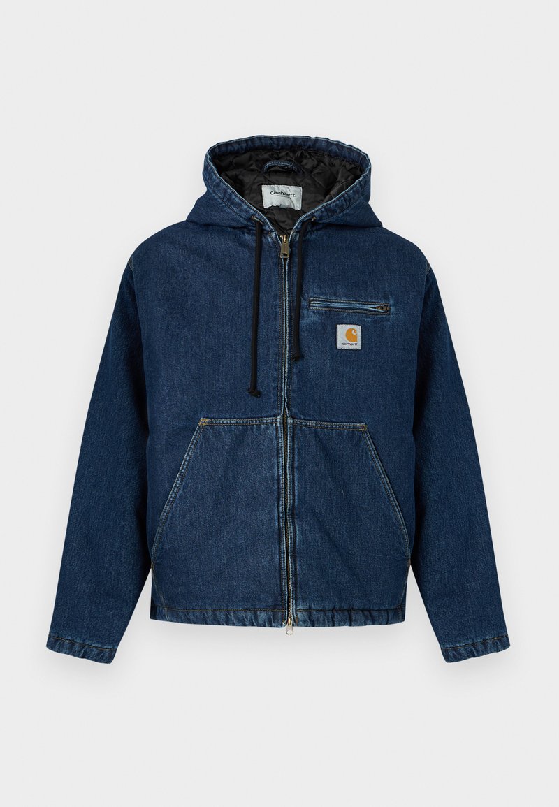 Denim hættetrøje i mørkeblå med lynlås, forlommer og en lille brystlomme. Har sort foer og justerbare snore.