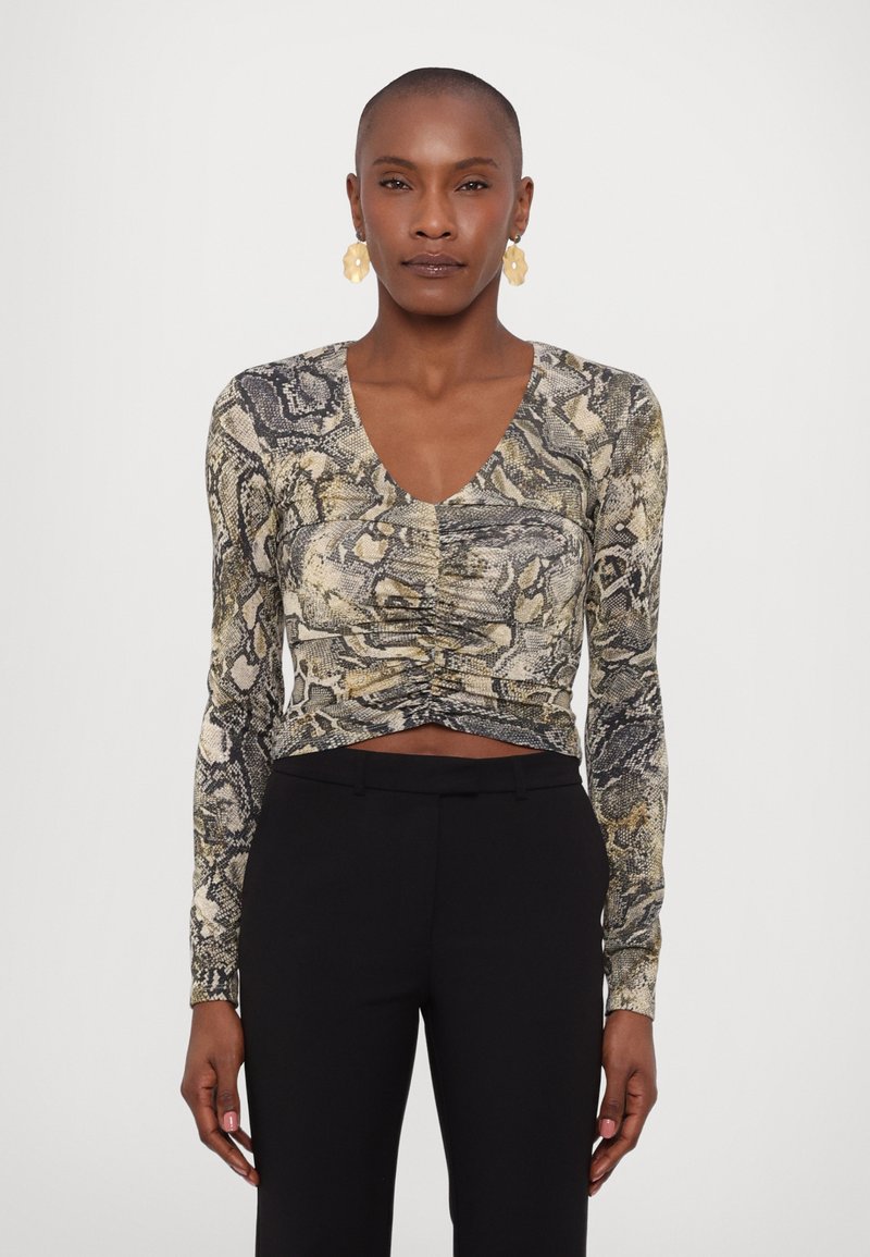 Maglietta aderente a maniche lunghe con una stampa a serpente nei toni beige, nero e marrone. Scollo a V con dettaglio arricciato in vita.