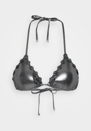Top de bikini negro metálico con forma triangular, acentos de cuentas florales, lazos ajustables y una textura suave.