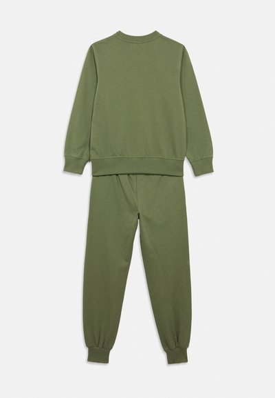 Completo felpa e pantaloni jogger verde oliva realizzato in materiale morbido. La felpa ha un colletto a coste e i jogger sono dotati di polsini elasticizzati.