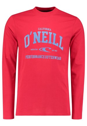Czerwona koszulka z długim rękawem i okrągłym dekoltem, z jasnoniebieskim napisem "California O'Neill Santa Cruz Est. 1952 Performance Outerwear" oraz logo fali na przodzie.