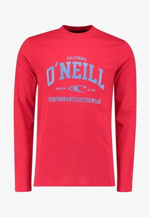 Chemise rouge à manches longues avec col rond, texte bleu clair "California O'Neill Santa Cruz Est. 1952 Performance Outerwear" et logo de vague sur le devant.