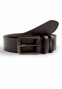 Bruine lederen riem met een rechthoekige messing gesp, voorzien van een gladde textuur en een lusvormig ontwerp nabij de gesp. Wrangler-merkopdruk.