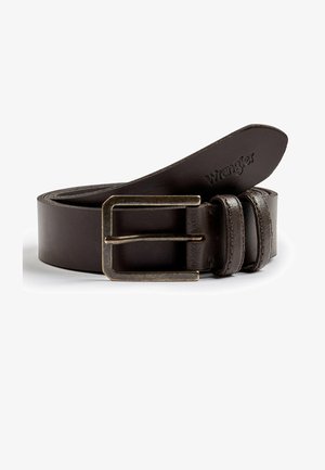 Brązowy skórzany pasek z prostokątną mosiężną klamrą, o gładkiej fakturze i pętelkowym wzorze w pobliżu klamry. Wytłoczone logo Wrangler.