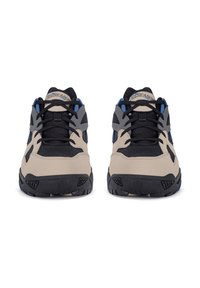 Sportiniai batai su smėlio ir juodos spalvos viršumi, mėlynomis detalėmis, tekstūruotu audiniu ir guminėmis padų dalimis, sukurti patogumui ir ilgaamžiškumui.