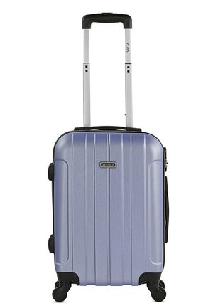 Maleta rígida en azul metálico claro con ranuras verticales. Cuenta con un asa retráctil, cuatro ruedas y un asa lateral para un transporte fácil.