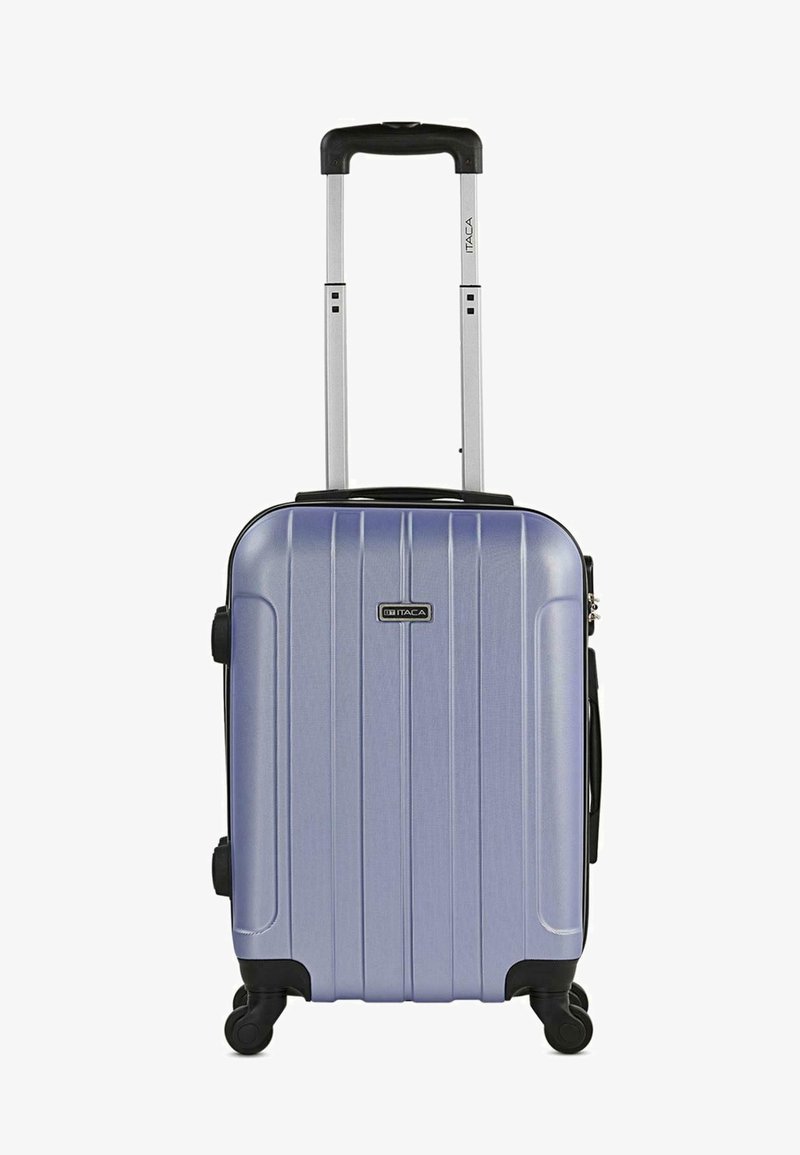 Maleta rígida en azul metálico claro con ranuras verticales. Cuenta con un asa retráctil, cuatro ruedas y un asa lateral para un transporte fácil.