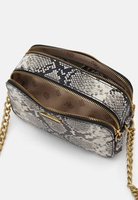 Torebka typu crossbody w wzór wężowej skóry w odcieniach szarości i czerni, z dodatkami w kolorze złotym, podwójnymi przegrodami na zamek oraz łańcuszkowym paskiem.