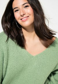 Studio Untold V-HALS WIJDE LANGE MOUWEN - Strickpullover - sage green