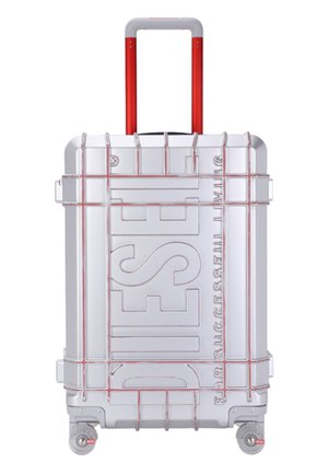 Valigia rigida argento con manico rosso e ruote girevoli, con marchio in rilievo "DIESEL" sul pannello frontale.
