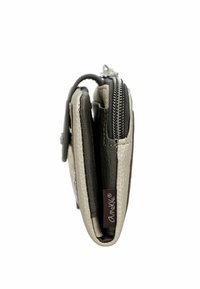 Billetera compacta que presenta una combinación de cuero sintético texturizado en negro y gris claro, con cierre de cremallera y etiqueta de marca visible.