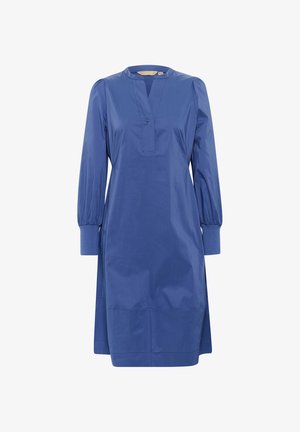 Niebieska bawełniana sukienka z kołnierzykiem mandarynkowym, zapięciem na guziki i bufiastymi długimi rękawami. Posiada prosty krój oraz boczne rozcięcia u dołu.