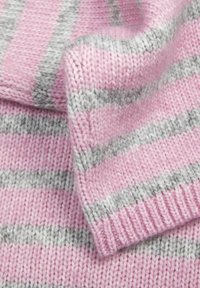 Écharpe tricotée avec des rayures alternées rose et gris, présentant une texture douce et un bord roulé. Le matériau a l'air chaud et confortable.