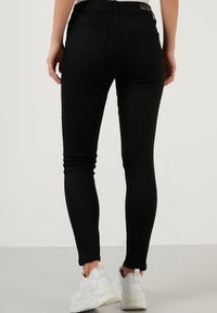 LELA Uske traperice - black black