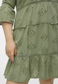 Vero Moda Curve VMDICTHE  - Freizeitkleid - hedge green