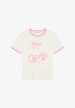 Kortärmad, krämfärgad t-shirt med rosa kant som har ett grafiskt tryck av en hög klack och texten "VÄRDERA stunden."