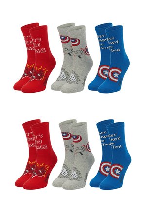 Trois paires de chaussettes à thème Marvel : rouges avec Spider-Man et "C'est l'heure du héros", grises avec le bouclier de Captain America et un marteau, bleues avec le bouclier et "Préparez-vous à l'action".