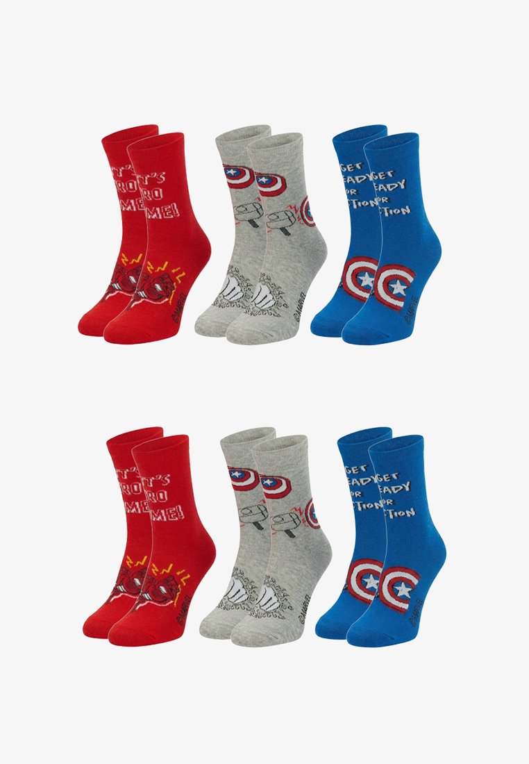 Trois paires de chaussettes à thème Marvel : rouges avec Spider-Man et "C'est l'heure du héros", grises avec le bouclier de Captain America et un marteau, bleues avec le bouclier et "Préparez-vous à l'action".