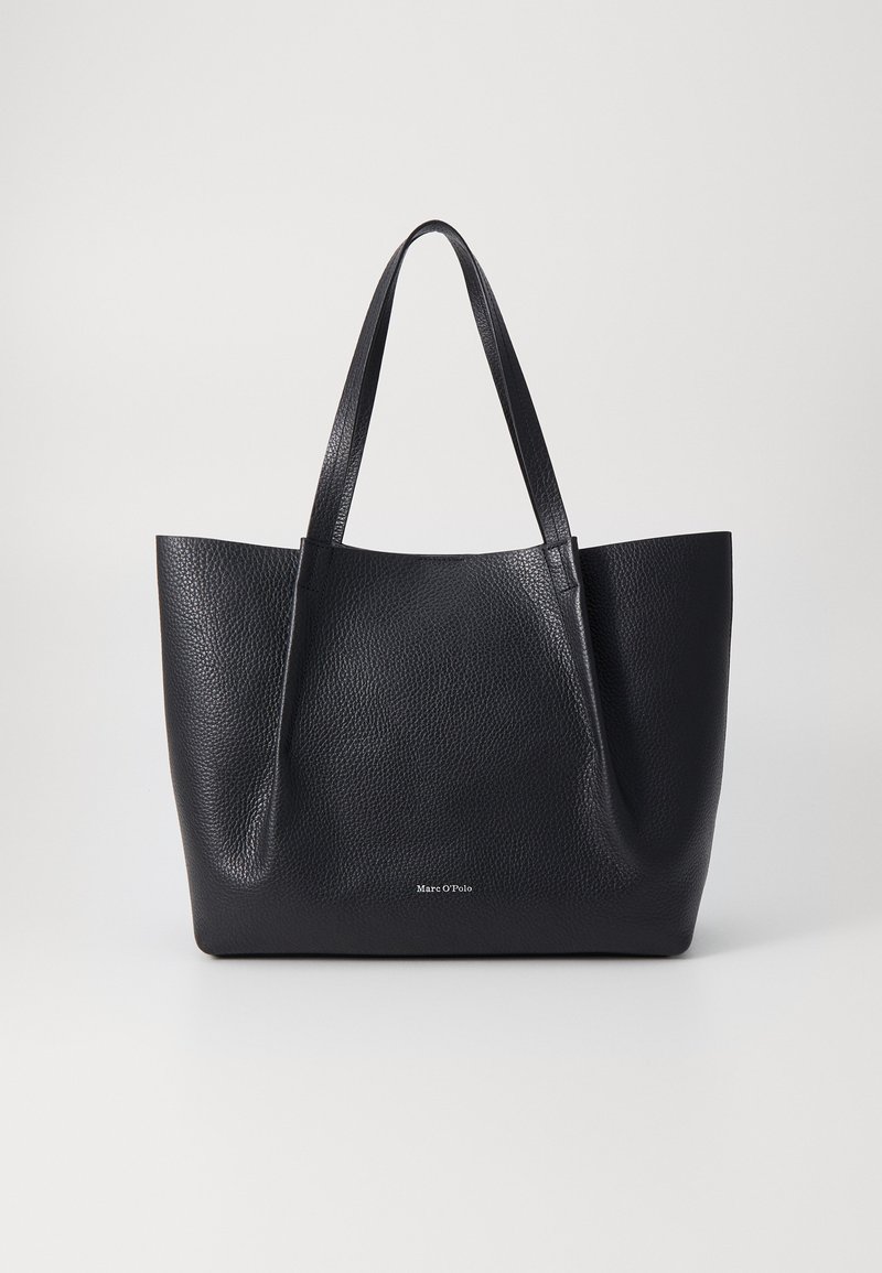 Sac fourre-tout en cuir noir avec une finition texturée, ouverture en haut et deux poignées plates. Présente un logo discret à l'avant.
