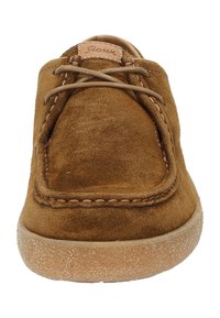 Braune Wildlederschuhe mit runder Zehenform, beigem Nähen und leichtem Gummisohle. Sie haben flache Schnürsenkel und ein kleines Logo-Patch auf der Zunge.