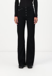 Sorte utsvingte jeans med høy livhøyde, fem-knapp lukking og minimal detaljering. Laget av denim, med en glatt tekstur og klassisk passform.