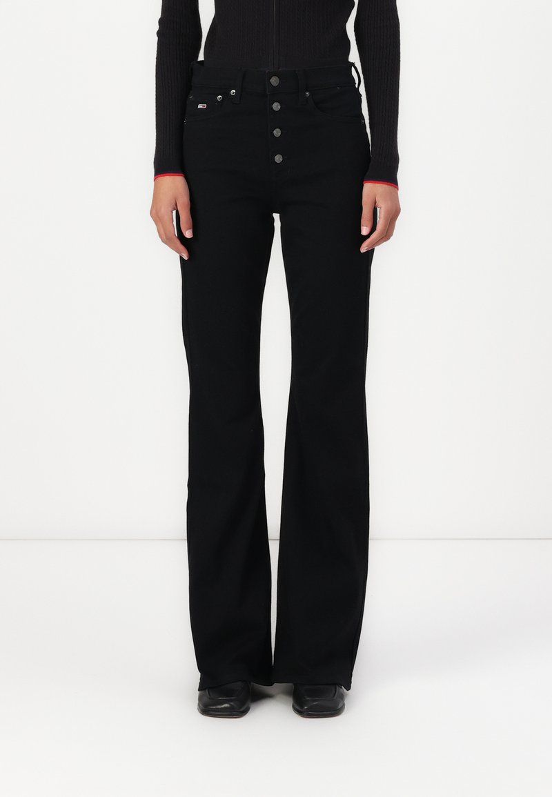 Sorte utsvingte jeans med høy livhøyde, fem-knapp lukking og minimal detaljering. Laget av denim, med en glatt tekstur og klassisk passform.