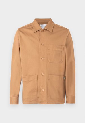 Bruine katoenen jas met een kraag, knoopsluiting aan de voorkant en twee opgestikte zakken. Voorzien van een logo-accent aan de onderzijde.