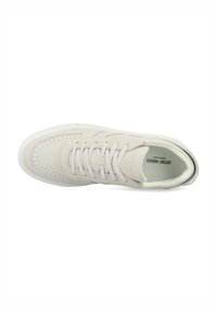 Beige sneaker met een bovenwerk van glad leer, geperforeerde details, platte veters en een witte rubberen zool. Bevat een gemerkte inlegzool.