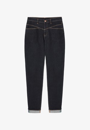 Donkerdenim spijkerbroek met een rechte pijp, voorzien van oranje stiksel, een knoopsluiting en omgeslagen broekspijpen die een kleurrijke binnenvoering onthullen.