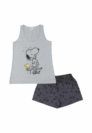 Graues ärmelloses Oberteil mit Snoopy- und Woodstock-Druck und dem Text „On Our Way“, kombiniert mit dunklen Shorts mit wiederholten Snoopy-Gesichtern.