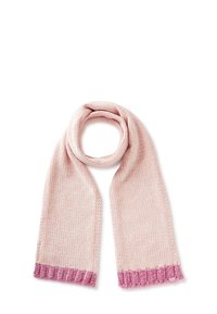 Sciarpa lavorata a maglia di un rosa chiaro con bordi a costine di un rosa più scuro, ripiegata a loop su uno sfondo bianco.