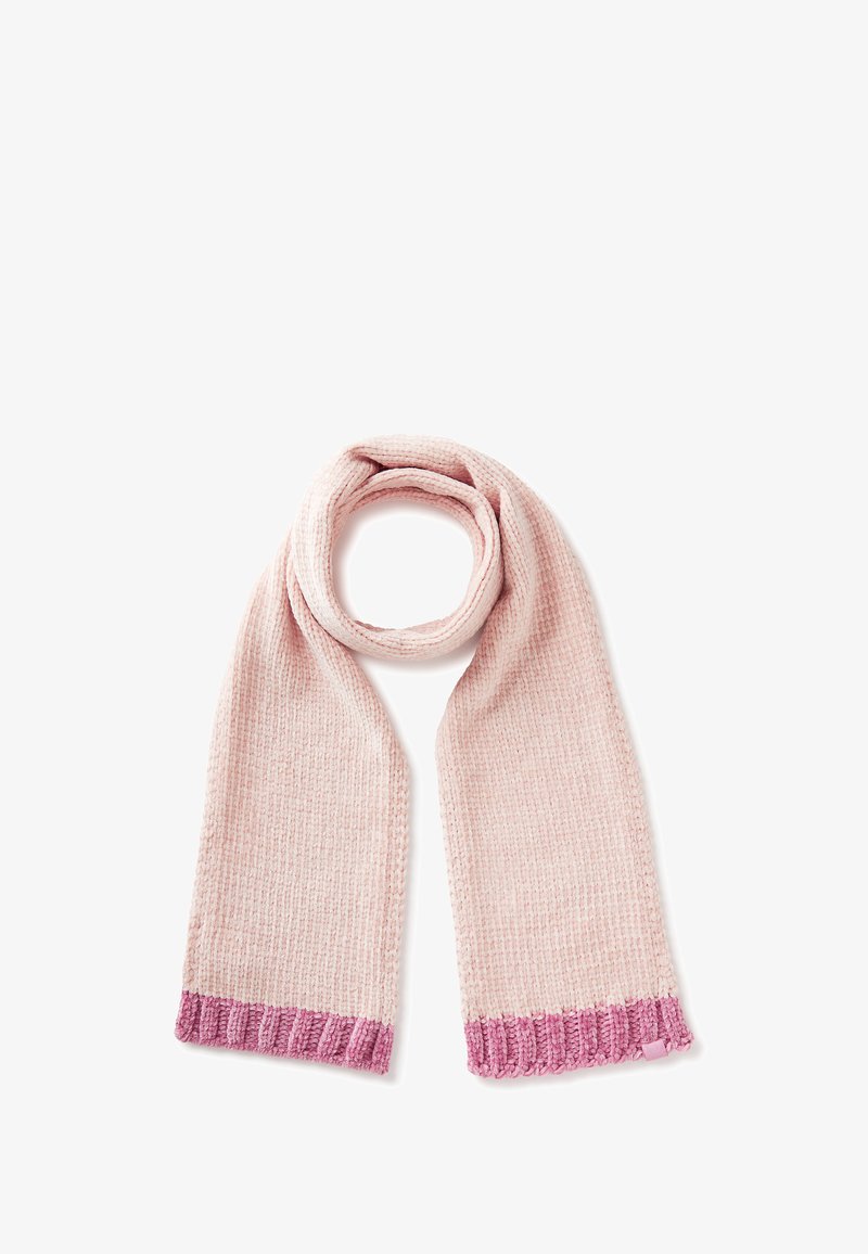 Sciarpa lavorata a maglia di un rosa chiaro con bordi a costine di un rosa più scuro, ripiegata a loop su uno sfondo bianco.