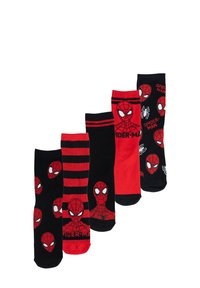 Cinque paia di calzini con design di Spider-Man, principalmente in rosso e nero. I motivi testurizzati includono strisce e motivi del personaggio.