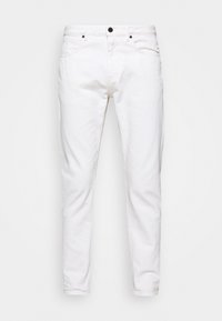 Vaqueros de mezclilla blanca con ajuste slim. Presentan cinco bolsillos, cierre de botón y accents metálicos negros. Textura suave con detalles de costura mínimos.