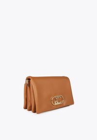 Borsa a tracolla in pelle marrone con chiusura a logo dorato, caratterizzata da una finitura liscia e da un design strutturato, posizionata su uno sfondo bianco.