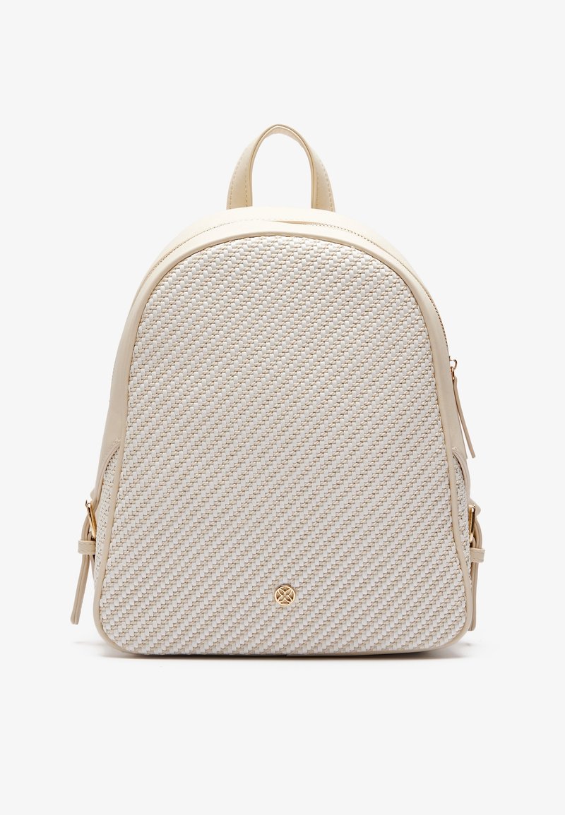 Beżowy plecak pleciony o zaokrąglonym kształcie, z teksturowaną przednią częścią, gładkimi skórzanymi akcentami i złotym emblematem u dołu.