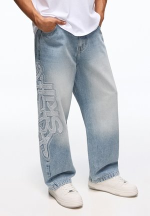 Bershka, PATCH - JEANS - Jean large - light blue