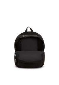 Musta kangaskassi, jossa on vetoketjullinen etutasku, sisäiset järjestelyosastot ja koristeelliset metalliosat.