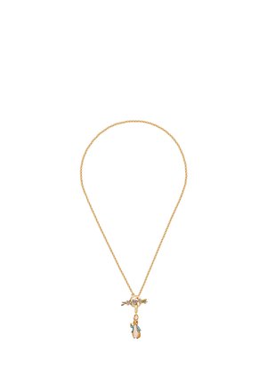 Goldene Halskette mit Knebelverschluss mit einem Blätterdesign und einem kleinen rosa-grünen emaillierten Anhänger, der darunter hängt.