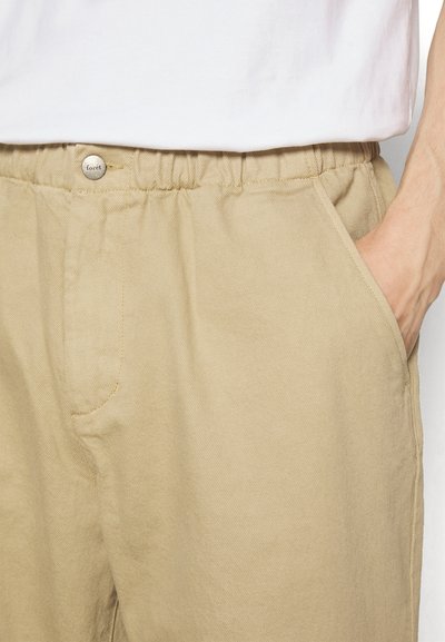 forét CLAY PANTS - Pantalon classique - corn