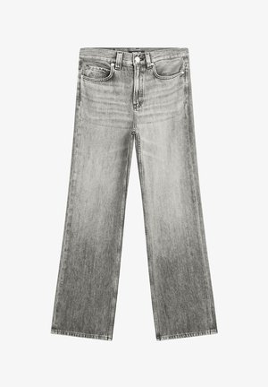 Jasnoszare dżinsy z prostymi nogawkami, pięcioma kieszeniami i zapięciem na guzik. Charakteryzują się wyblakłą teksturą i kontrastowymi przeszyciami.