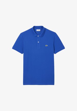 Polo blu realizzato in cotone, con colletto classico, patta con due bottoni e logo di un coccodrillo verde sul lato sinistro del petto.