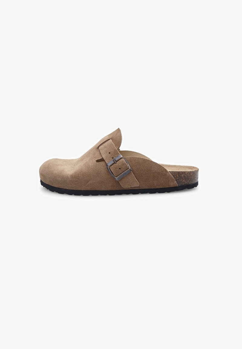 Zoccolo in suede marrone con apertura sul retro, fibbia metallica regolabile e suola in gomma nera texturizzata. Presenta un design semplice e minimale.