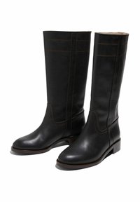 Botas de cuero negras hasta la rodilla con una textura suave, detalles de costura sutiles y un tacón bajo apilado. Suelas planas, diseño clásico.