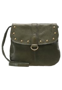 Borsa a tracolla in pelle verde oliva con patta, dettagli con borchie dorate e un elemento rotondo in metallo. Presenta una finitura lavorata e una tracolla regolabile.