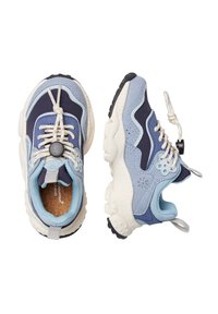 Barnens klumpiga sneakers i blå nyanser med vita snören och en svart snäpplås, med texturerade vita sula och dragöglor vid hälen.